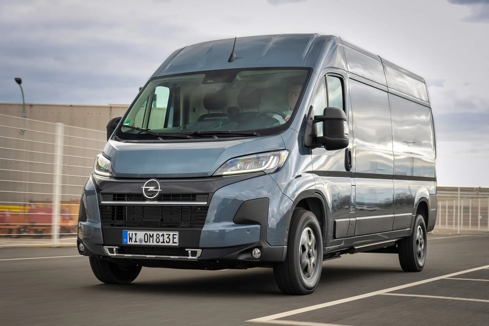 Von Opel kommt als großer Transporter der Movano, hier ebenfalls als batterieelektrische Version.